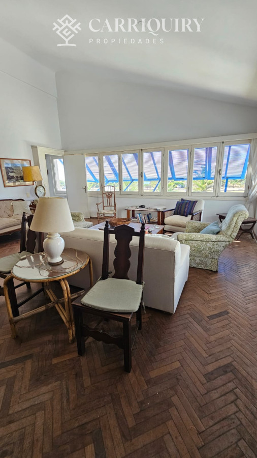 Casa ID.9600/Casa-en-Mansa,-5-dormitorios-ABIERTO-A-NEGOCIOS,-TOMA-TERRENO-O-APARTAMENTOS-.PUEDE-FINANCIAR-40-CON-INTERES - Importante residencia frente al mar en venta.