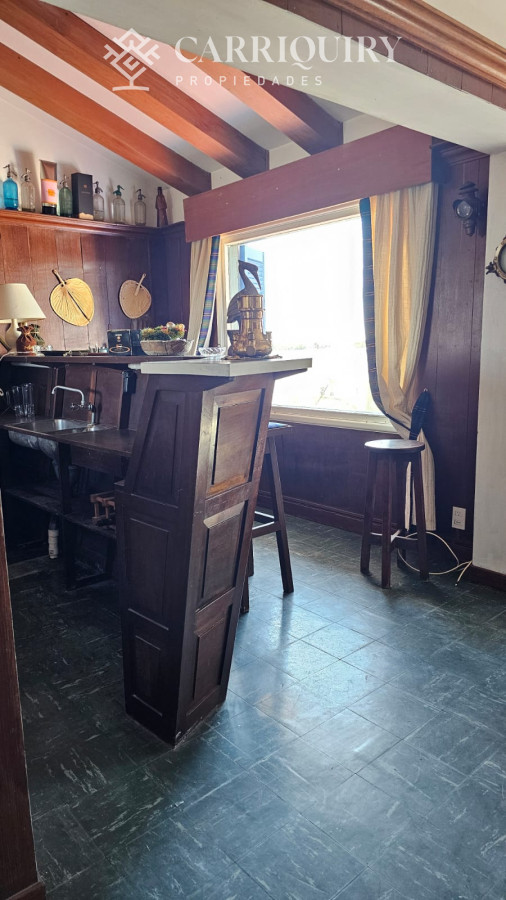 Casa ID.9600/Casa-en-Mansa,-5-dormitorios-ABIERTO-A-NEGOCIOS,-TOMA-TERRENO-O-APARTAMENTOS-.PUEDE-FINANCIAR-40-CON-INTERES - Importante residencia frente al mar en venta.