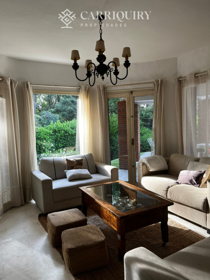Casa ID.10735/Excelente-chalet-de-5-dormitorios-en-venta-a-pasos-de-Playa-Mansa-Punta-del-Este - Casa a la venta 3 dormitorios en Punta del Este Rincon del indio
