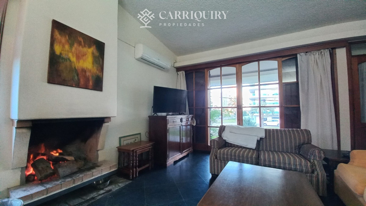 Casa ID.6747/Casa-en-venta-con-vista-al-mar - Vende casa de 3 dormitorios (incluye depp), en Parada 4 de Playa Mansa, Punta del Este 