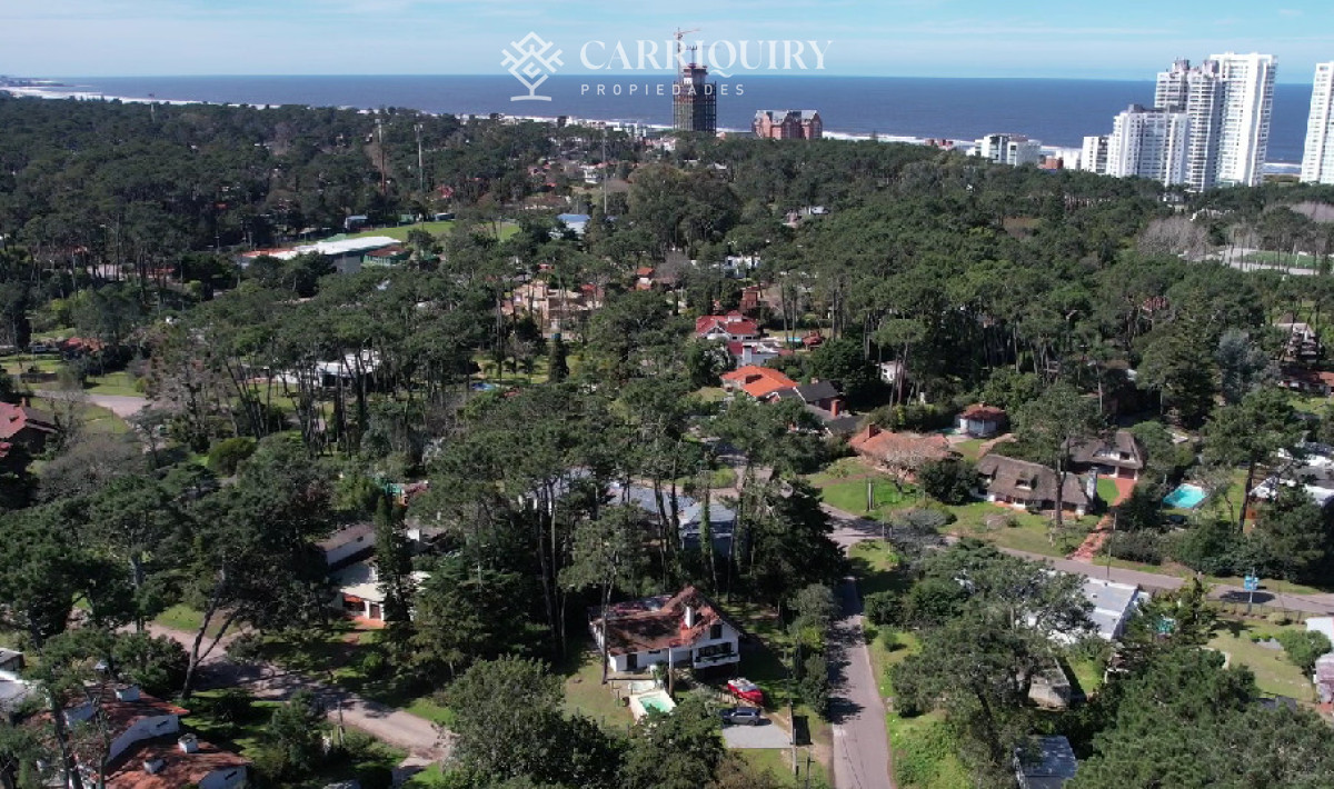 Casa ID.7689/Oportunidad-en-venta-casa-con-gran-terreno-de-mas-de-1300-m2-a-metros-del-Golf-de-Punta-del-Este - Hermosa casa de solida construcción, en San Rafael.