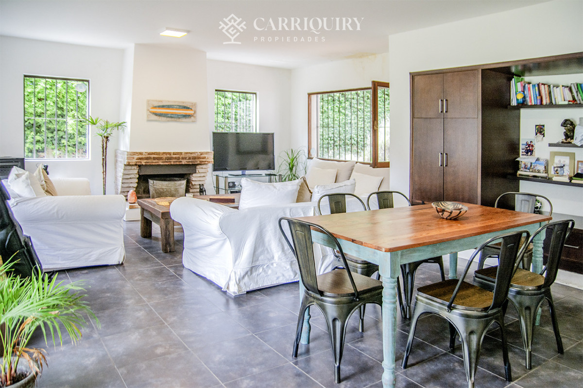 Casa ID.9504/Casa-Moderna-3-Punta-shopping-en-venta- - Excelente chalet de 5 dormitorios en venta a pasos de Playa Mansa Punta del Este