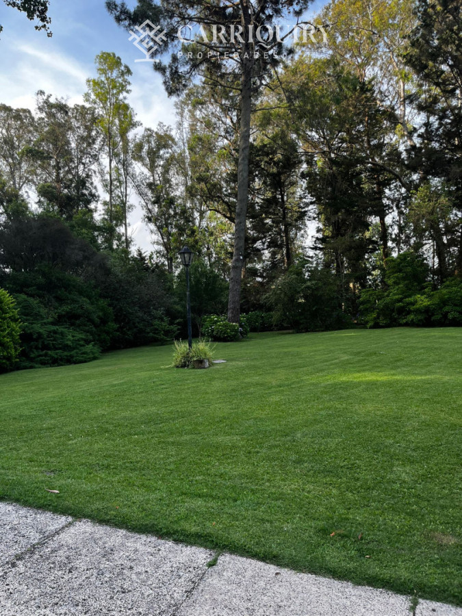 Casa ID.10735/Excelente-chalet-de-5-dormitorios-en-venta-a-pasos-de-Playa-Mansa-Punta-del-Este - Casa a la venta 3 dormitorios en Punta del Este Rincon del indio