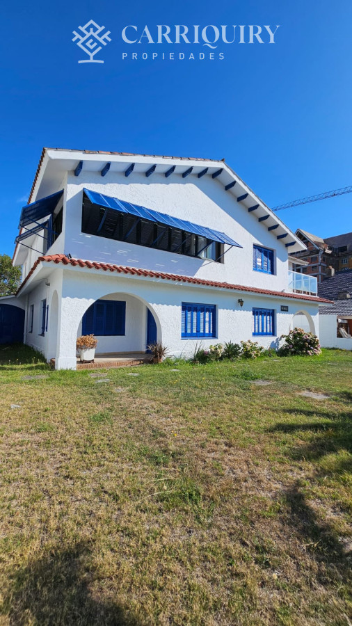 Casa ID.9600/Casa-en-Mansa,-5-dormitorios-ABIERTO-A-NEGOCIOS,-TOMA-TERRENO-O-APARTAMENTOS-.PUEDE-FINANCIAR-40-CON-INTERES - Importante residencia frente al mar en venta.