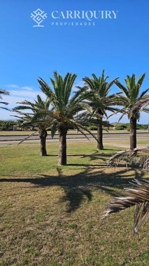 Casa ID.9600/Casa-en-Mansa,-5-dormitorios-ABIERTO-A-NEGOCIOS,-TOMA-TERRENO-O-APARTAMENTOS-.PUEDE-FINANCIAR-40-CON-INTERES - Importante residencia frente al mar en venta.