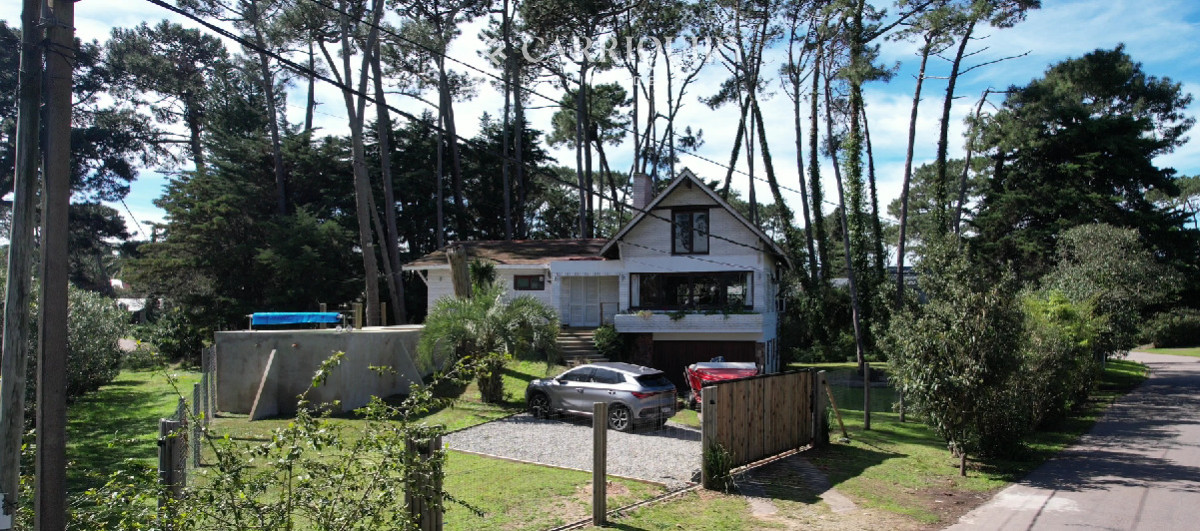 Casa ID.7689/Oportunidad-en-venta-casa-con-gran-terreno-de-mas-de-1300-m2-a-metros-del-Golf-de-Punta-del-Este - Hermosa casa de solida construcción, en San Rafael.