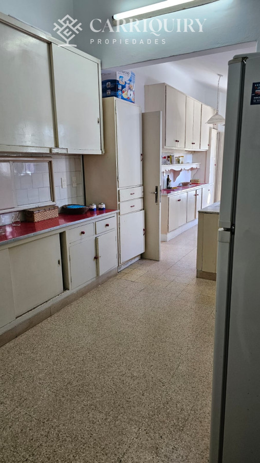 Casa ID.9600/Casa-en-Mansa,-5-dormitorios-ABIERTO-A-NEGOCIOS,-TOMA-TERRENO-O-APARTAMENTOS-.PUEDE-FINANCIAR-40-CON-INTERES - Importante residencia frente al mar en venta.