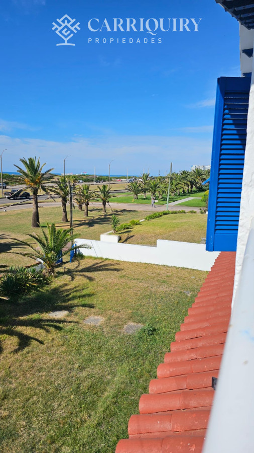 Casa ID.9600/Casa-en-Mansa,-5-dormitorios-ABIERTO-A-NEGOCIOS,-TOMA-TERRENO-O-APARTAMENTOS-.PUEDE-FINANCIAR-40-CON-INTERES - Importante residencia frente al mar en venta.