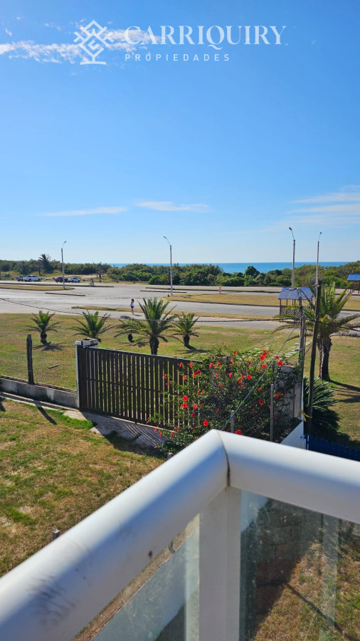 Casa ID.9600/Casa-en-Mansa,-5-dormitorios-ABIERTO-A-NEGOCIOS,-TOMA-TERRENO-O-APARTAMENTOS-.PUEDE-FINANCIAR-40-CON-INTERES - Importante residencia frente al mar en venta.