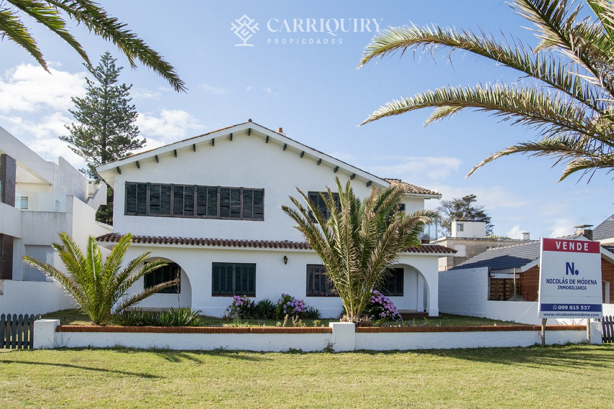Casa ID.9600/Casa-en-Mansa,-5-dormitorios-ABIERTO-A-NEGOCIOS,-TOMA-TERRENO-O-APARTAMENTOS-.PUEDE-FINANCIAR-40-CON-INTERES - Importante residencia frente al mar en venta.