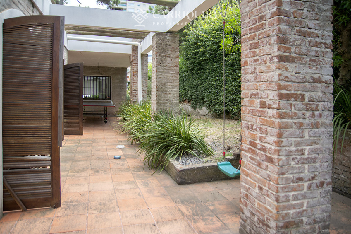 Casa ID.9504/Casa-Moderna-3-Punta-shopping-en-venta- - Excelente chalet de 5 dormitorios en venta a pasos de Playa Mansa Punta del Este