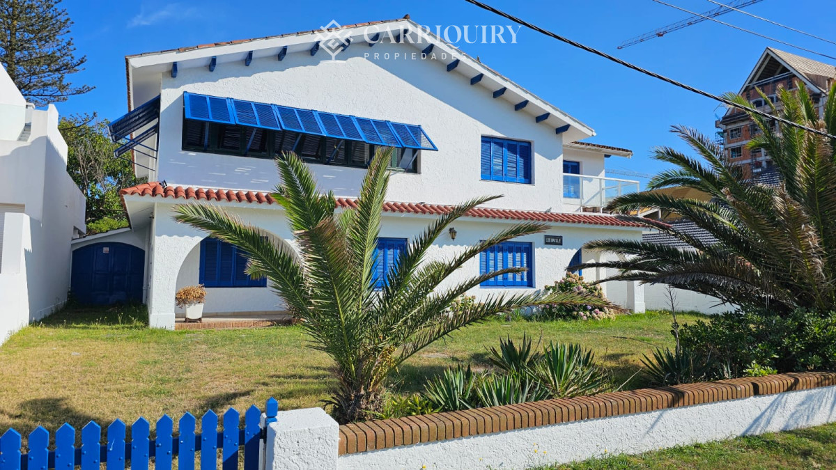 Casa ID.9600/Casa-en-Mansa,-5-dormitorios-ABIERTO-A-NEGOCIOS,-TOMA-TERRENO-O-APARTAMENTOS-.PUEDE-FINANCIAR-40-CON-INTERES - Importante residencia frente al mar en venta.