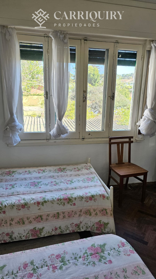 Casa ID.9600/Casa-en-Mansa,-5-dormitorios-ABIERTO-A-NEGOCIOS,-TOMA-TERRENO-O-APARTAMENTOS-.PUEDE-FINANCIAR-40-CON-INTERES - Importante residencia frente al mar en venta.