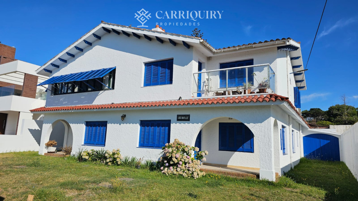 Casa ID.9600/Casa-en-Mansa,-5-dormitorios-ABIERTO-A-NEGOCIOS,-TOMA-TERRENO-O-APARTAMENTOS-.PUEDE-FINANCIAR-40-CON-INTERES - Importante residencia frente al mar en venta.