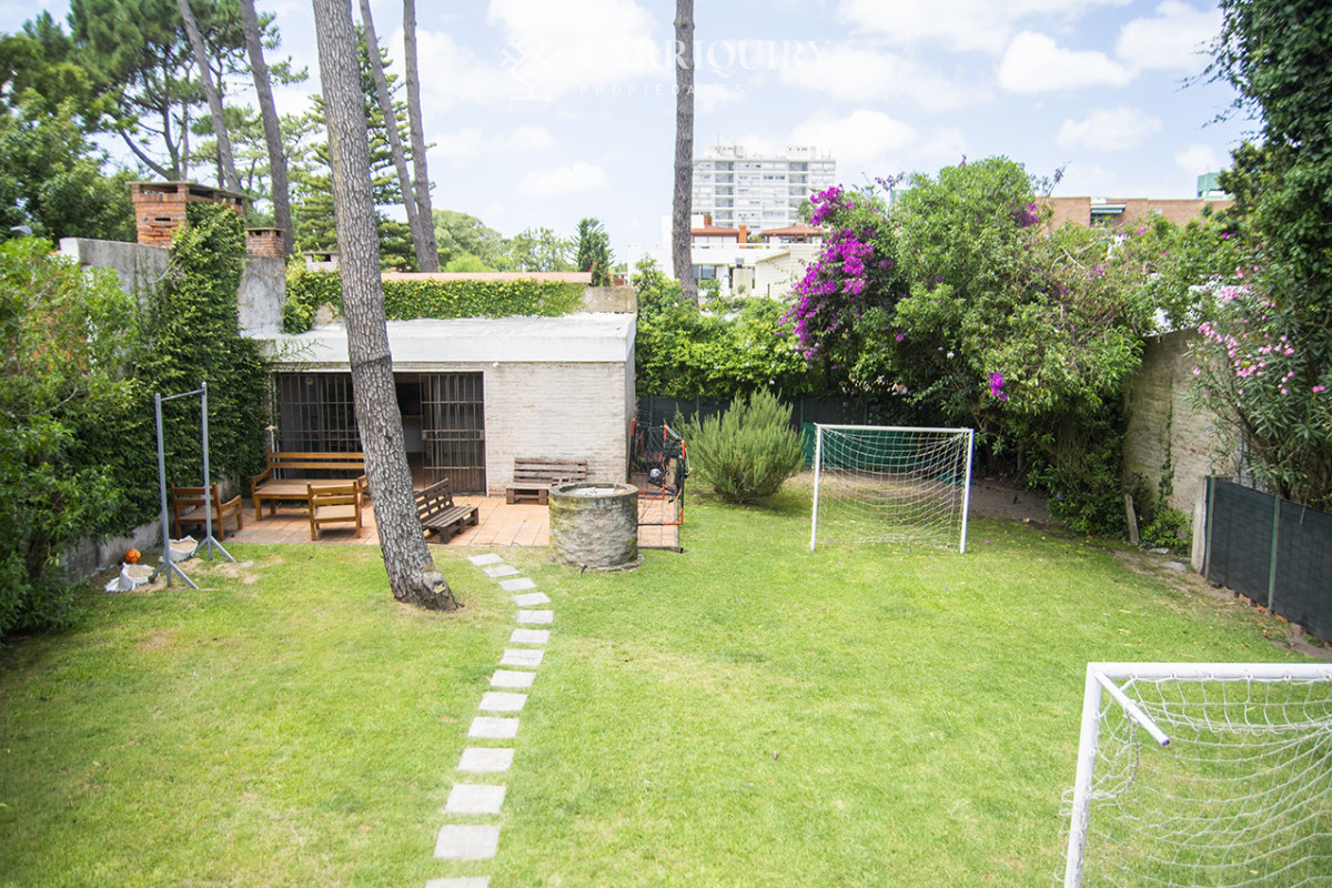 Casa ID.9504/Casa-Moderna-3-Punta-shopping-en-venta- - Excelente chalet de 5 dormitorios en venta a pasos de Playa Mansa Punta del Este