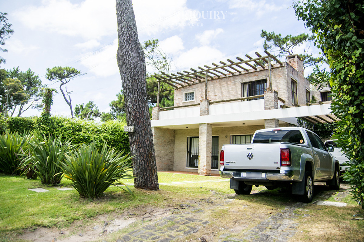 Casa ID.9504/Casa-Moderna-3-Punta-shopping-en-venta- - Excelente chalet de 5 dormitorios en venta a pasos de Playa Mansa Punta del Este