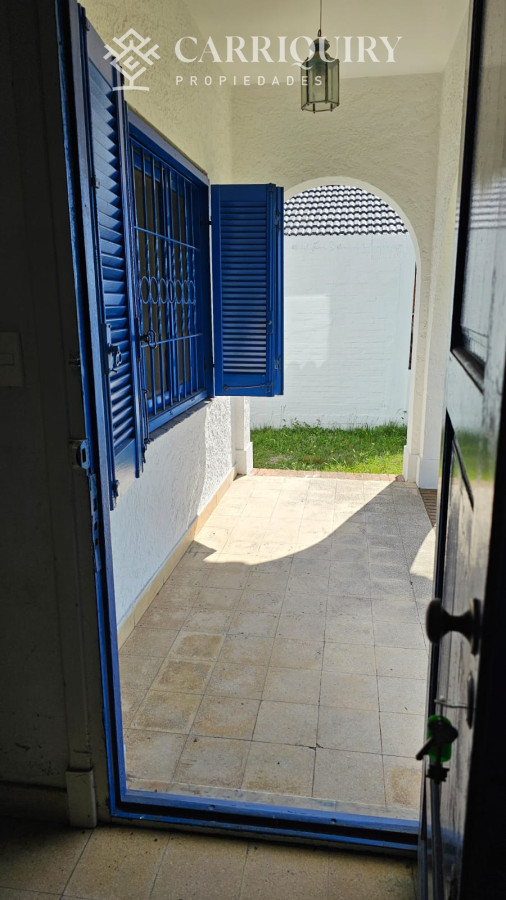 Casa ID.9600/Casa-en-Mansa,-5-dormitorios-ABIERTO-A-NEGOCIOS,-TOMA-TERRENO-O-APARTAMENTOS-.PUEDE-FINANCIAR-40-CON-INTERES - Importante residencia frente al mar en venta.