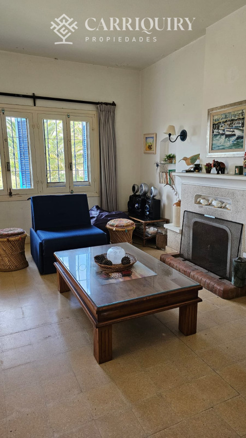 Casa ID.9600/Casa-en-Mansa,-5-dormitorios-ABIERTO-A-NEGOCIOS,-TOMA-TERRENO-O-APARTAMENTOS-.PUEDE-FINANCIAR-40-CON-INTERES - Importante residencia frente al mar en venta.