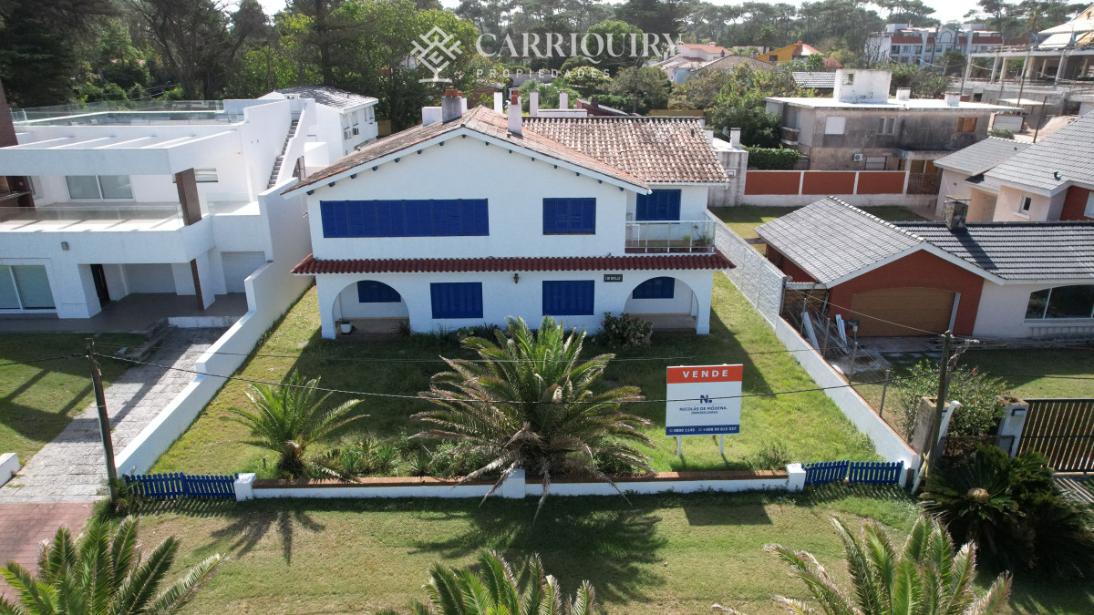 Casa ID.9600/Casa-en-Mansa,-5-dormitorios-ABIERTO-A-NEGOCIOS,-TOMA-TERRENO-O-APARTAMENTOS-.PUEDE-FINANCIAR-40-CON-INTERES - Importante residencia frente al mar en venta.