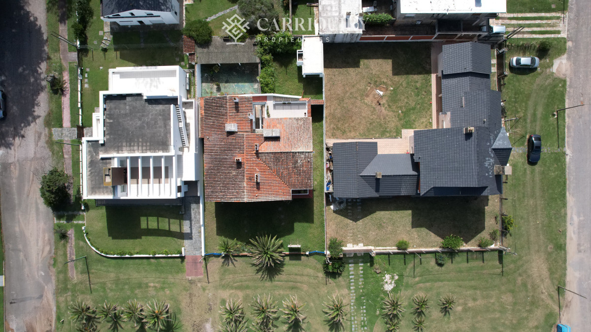 Casa ID.9600/Casa-en-Mansa,-5-dormitorios-ABIERTO-A-NEGOCIOS,-TOMA-TERRENO-O-APARTAMENTOS-.PUEDE-FINANCIAR-40-CON-INTERES - Importante residencia frente al mar en venta.