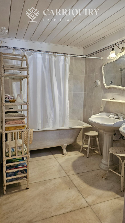 Casa ID.9600/Casa-en-Mansa,-5-dormitorios-ABIERTO-A-NEGOCIOS,-TOMA-TERRENO-O-APARTAMENTOS-.PUEDE-FINANCIAR-40-CON-INTERES - Importante residencia frente al mar en venta.