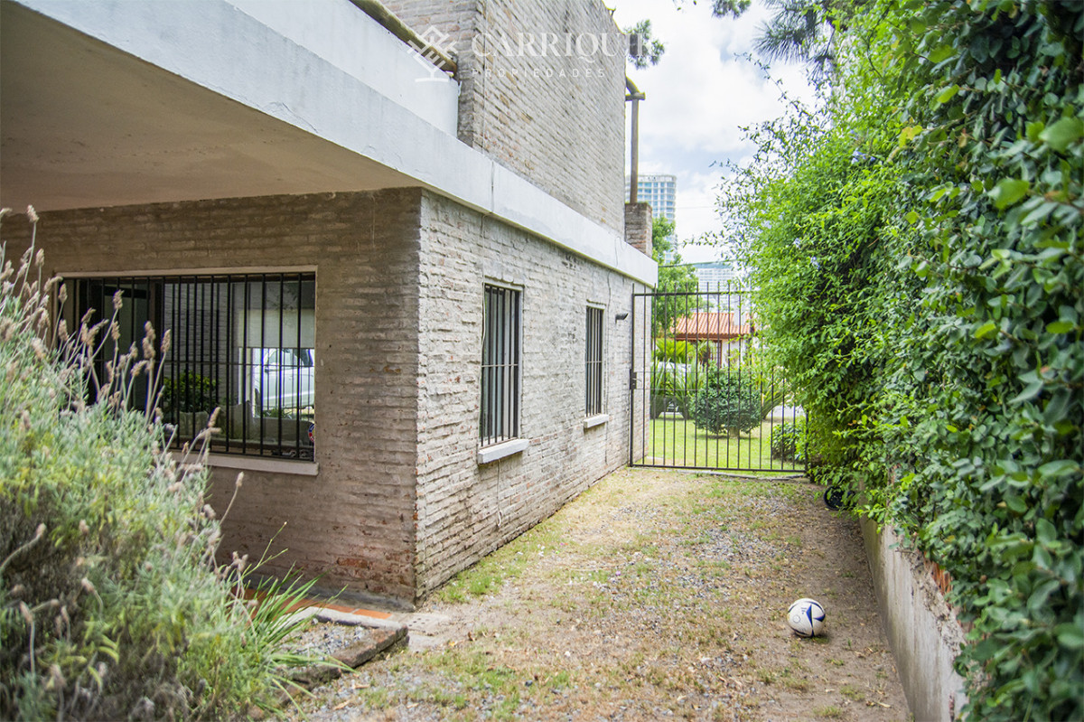 Casa ID.9504/Casa-Moderna-3-Punta-shopping-en-venta- - Excelente chalet de 5 dormitorios en venta a pasos de Playa Mansa Punta del Este