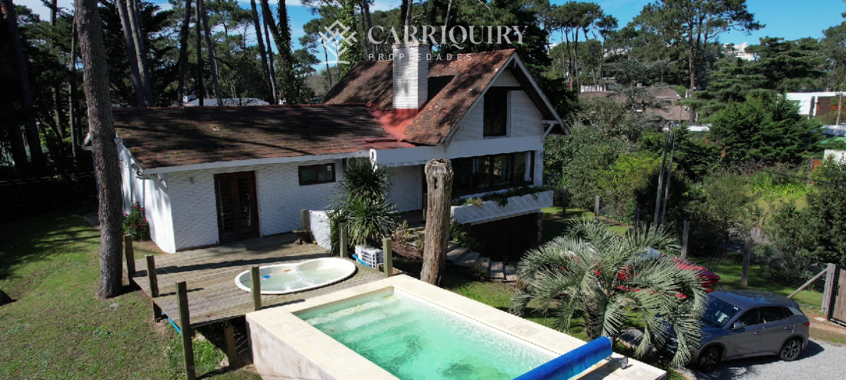 Casa ID.7689/Oportunidad-en-venta-casa-con-gran-terreno-de-mas-de-1300-m2-a-metros-del-Golf-de-Punta-del-Este - Hermosa casa de solida construcción, en San Rafael.