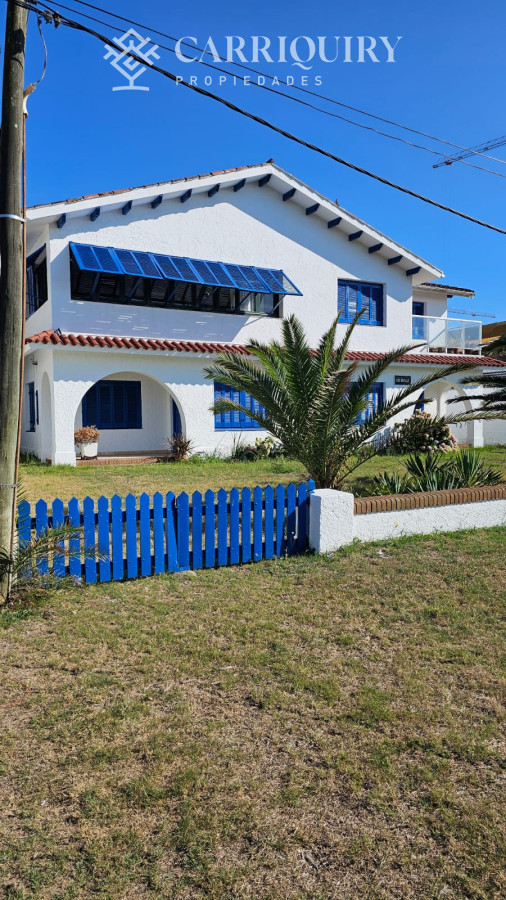 Casa ID.9600/Casa-en-Mansa,-5-dormitorios-ABIERTO-A-NEGOCIOS,-TOMA-TERRENO-O-APARTAMENTOS-.PUEDE-FINANCIAR-40-CON-INTERES - Importante residencia frente al mar en venta.