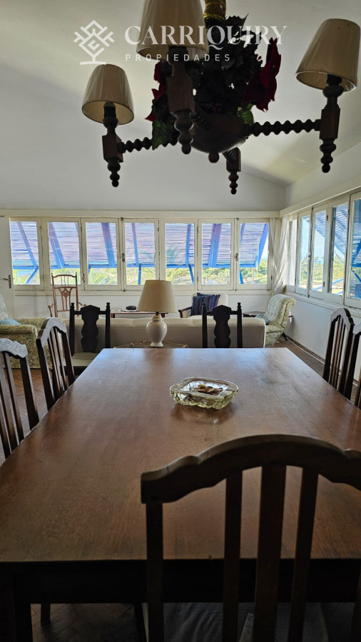 Casa ID.9600/Casa-en-Mansa,-5-dormitorios-ABIERTO-A-NEGOCIOS,-TOMA-TERRENO-O-APARTAMENTOS-.PUEDE-FINANCIAR-40-CON-INTERES - Importante residencia frente al mar en venta.