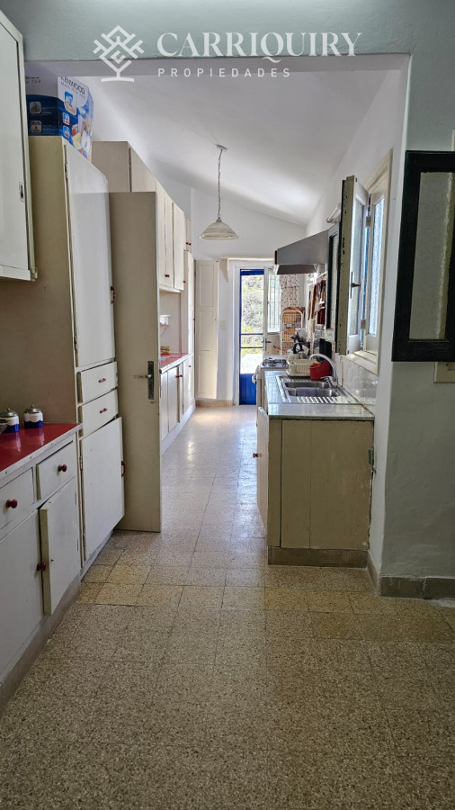 Casa ID.9600/Casa-en-Mansa,-5-dormitorios-ABIERTO-A-NEGOCIOS,-TOMA-TERRENO-O-APARTAMENTOS-.PUEDE-FINANCIAR-40-CON-INTERES - Importante residencia frente al mar en venta.
