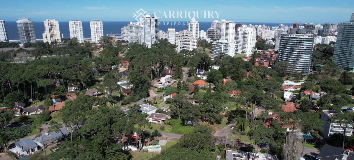 Casa ID.7689/Oportunidad-en-venta-casa-con-gran-terreno-de-mas-de-1300-m2-a-metros-del-Golf-de-Punta-del-Este - Hermosa casa de solida construcción, en San Rafael.