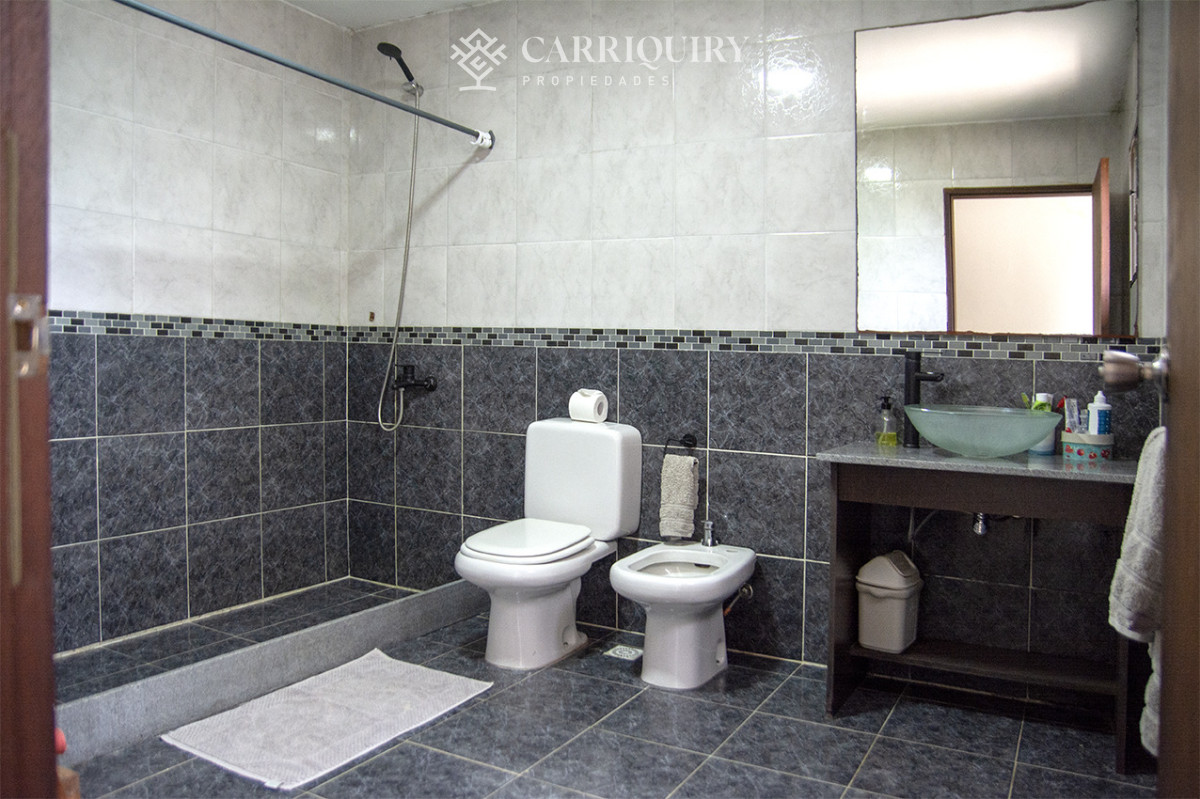 Casa ID.9504/Casa-Moderna-3-Punta-shopping-en-venta- - Excelente chalet de 5 dormitorios en venta a pasos de Playa Mansa Punta del Este