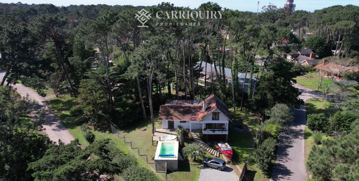 Casa ID.7689/Oportunidad-en-venta-casa-con-gran-terreno-de-mas-de-1300-m2-a-metros-del-Golf-de-Punta-del-Este - Hermosa casa de solida construcción, en San Rafael.