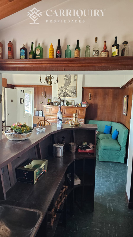 Casa ID.9600/Casa-en-Mansa,-5-dormitorios-ABIERTO-A-NEGOCIOS,-TOMA-TERRENO-O-APARTAMENTOS-.PUEDE-FINANCIAR-40-CON-INTERES - Importante residencia frente al mar en venta.