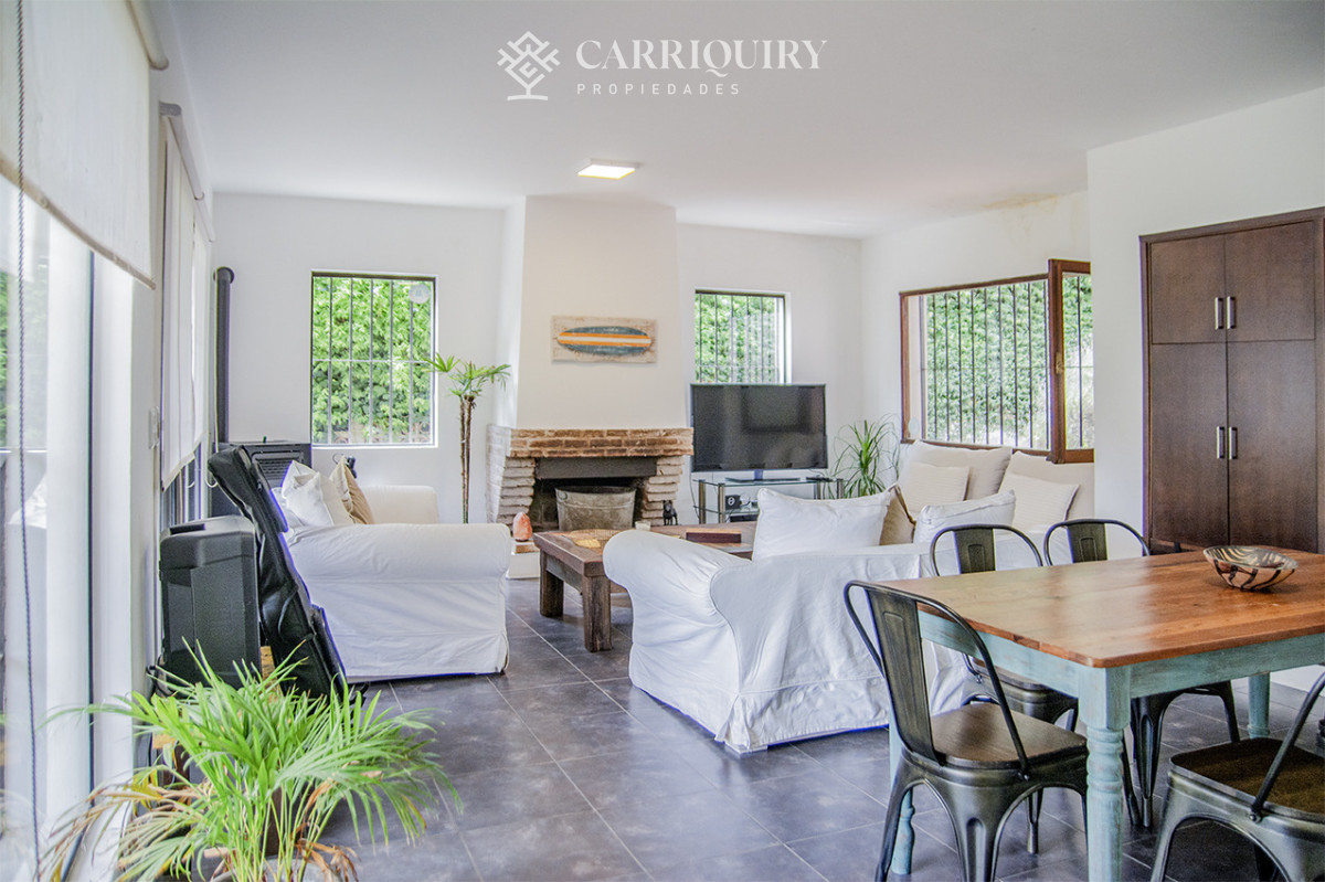 Casa ID.9504/Casa-Moderna-3-Punta-shopping-en-venta- - Excelente chalet de 5 dormitorios en venta a pasos de Playa Mansa Punta del Este