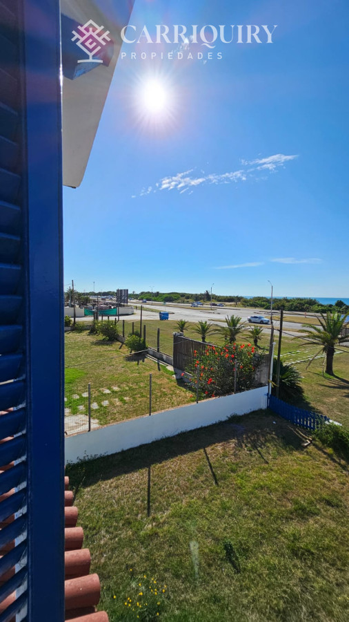 Casa ID.9600/Casa-en-Mansa,-5-dormitorios-ABIERTO-A-NEGOCIOS,-TOMA-TERRENO-O-APARTAMENTOS-.PUEDE-FINANCIAR-40-CON-INTERES - Importante residencia frente al mar en venta.