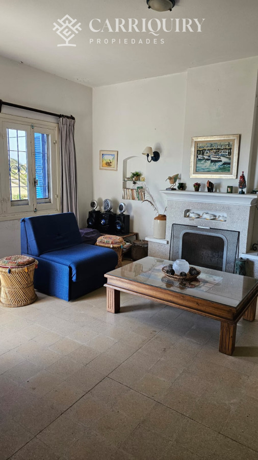 Casa ID.9600/Casa-en-Mansa,-5-dormitorios-ABIERTO-A-NEGOCIOS,-TOMA-TERRENO-O-APARTAMENTOS-.PUEDE-FINANCIAR-40-CON-INTERES - Importante residencia frente al mar en venta.
