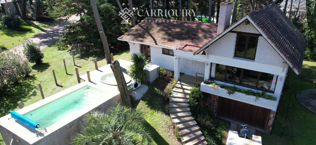 Casa ID.7689/Oportunidad-en-venta-casa-con-gran-terreno-de-mas-de-1300-m2-a-metros-del-Golf-de-Punta-del-Este - Hermosa casa de solida construcción, en San Rafael.