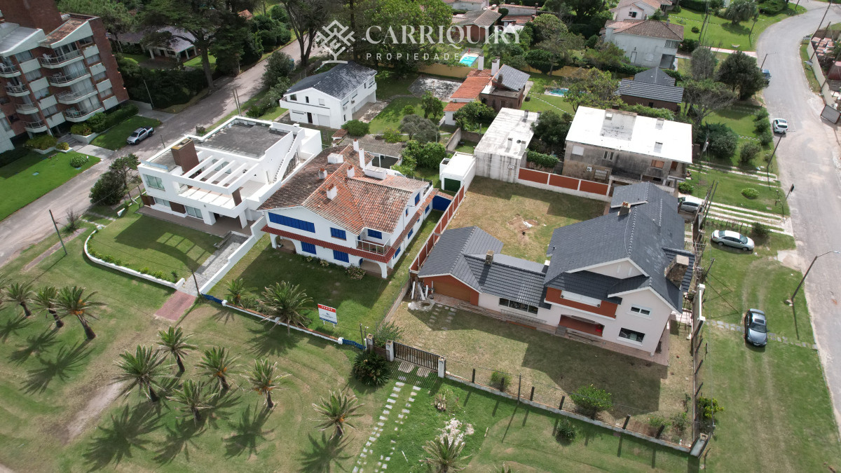 Casa ID.9600/Casa-en-Mansa,-5-dormitorios-ABIERTO-A-NEGOCIOS,-TOMA-TERRENO-O-APARTAMENTOS-.PUEDE-FINANCIAR-40-CON-INTERES - Importante residencia frente al mar en venta.