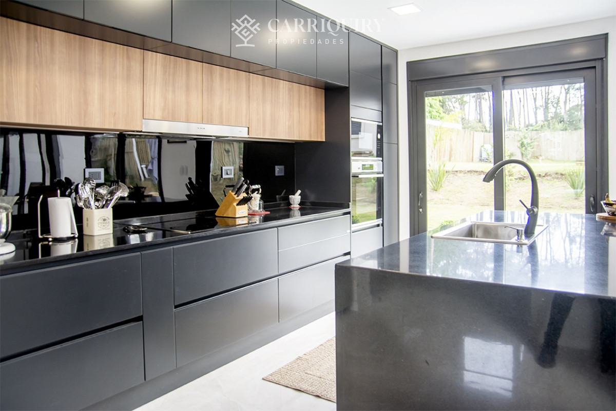 Casa ID.7974 - Casa ideal de 4 dormitorios en suite en San Rafael Punta del Este.