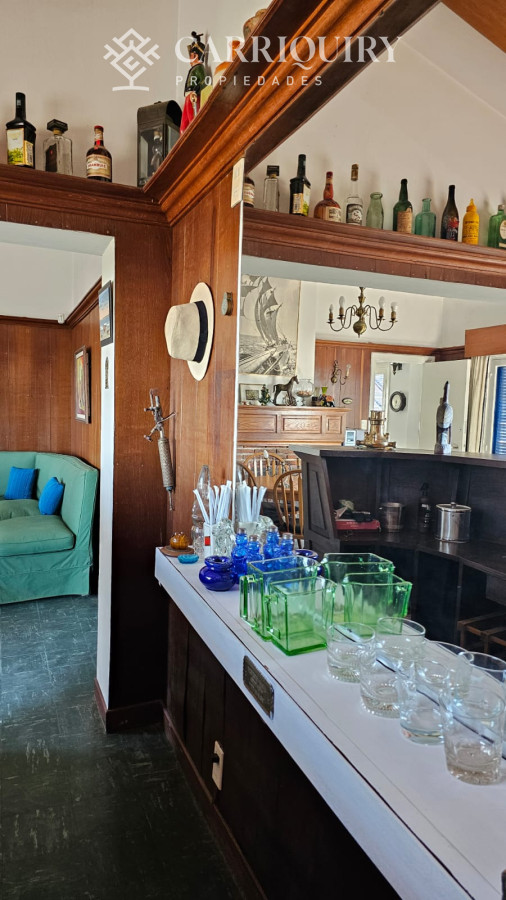 Casa ID.9600/Casa-en-Mansa,-5-dormitorios-ABIERTO-A-NEGOCIOS,-TOMA-TERRENO-O-APARTAMENTOS-.PUEDE-FINANCIAR-40-CON-INTERES - Importante residencia frente al mar en venta.