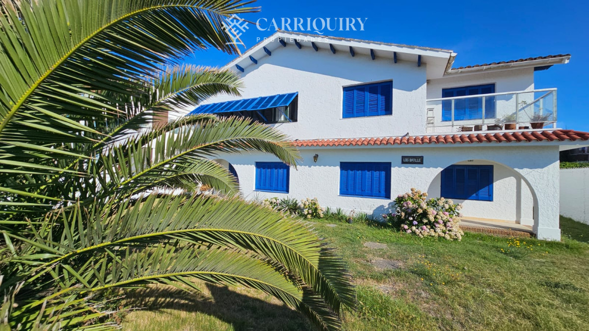 Casa ID.9600/Casa-en-Mansa,-5-dormitorios-ABIERTO-A-NEGOCIOS,-TOMA-TERRENO-O-APARTAMENTOS-.PUEDE-FINANCIAR-40-CON-INTERES - Importante residencia frente al mar en venta.