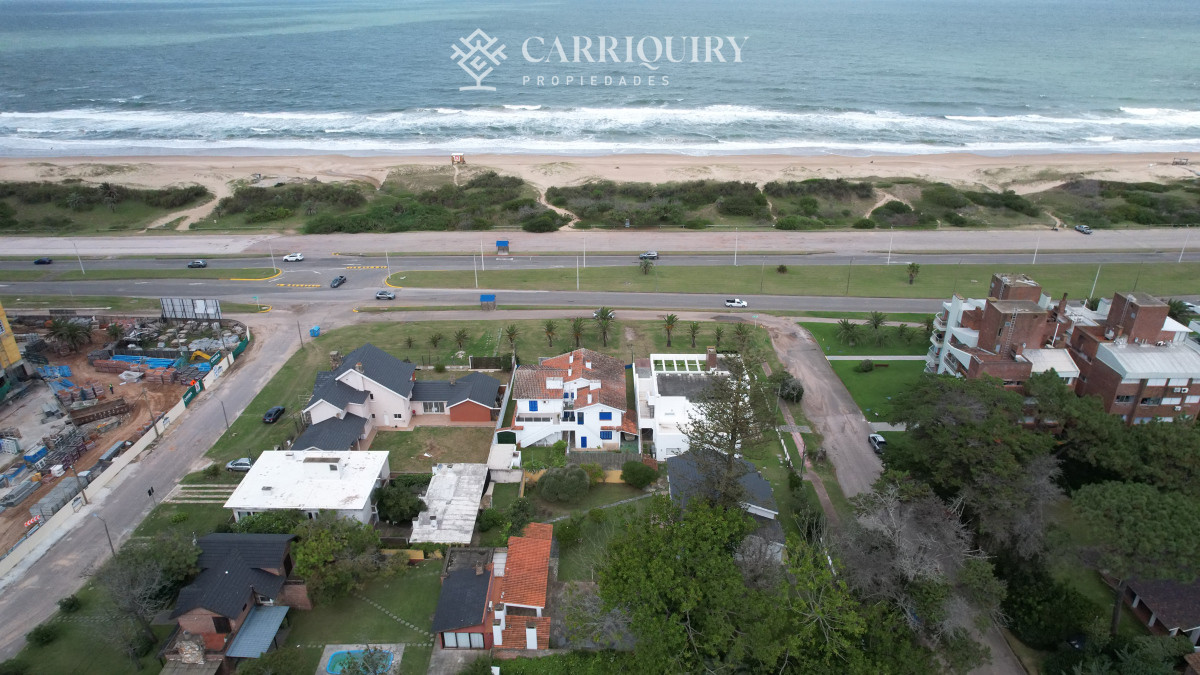 Casa ID.9600/Casa-en-Mansa,-5-dormitorios-ABIERTO-A-NEGOCIOS,-TOMA-TERRENO-O-APARTAMENTOS-.PUEDE-FINANCIAR-40-CON-INTERES - Importante residencia frente al mar en venta.