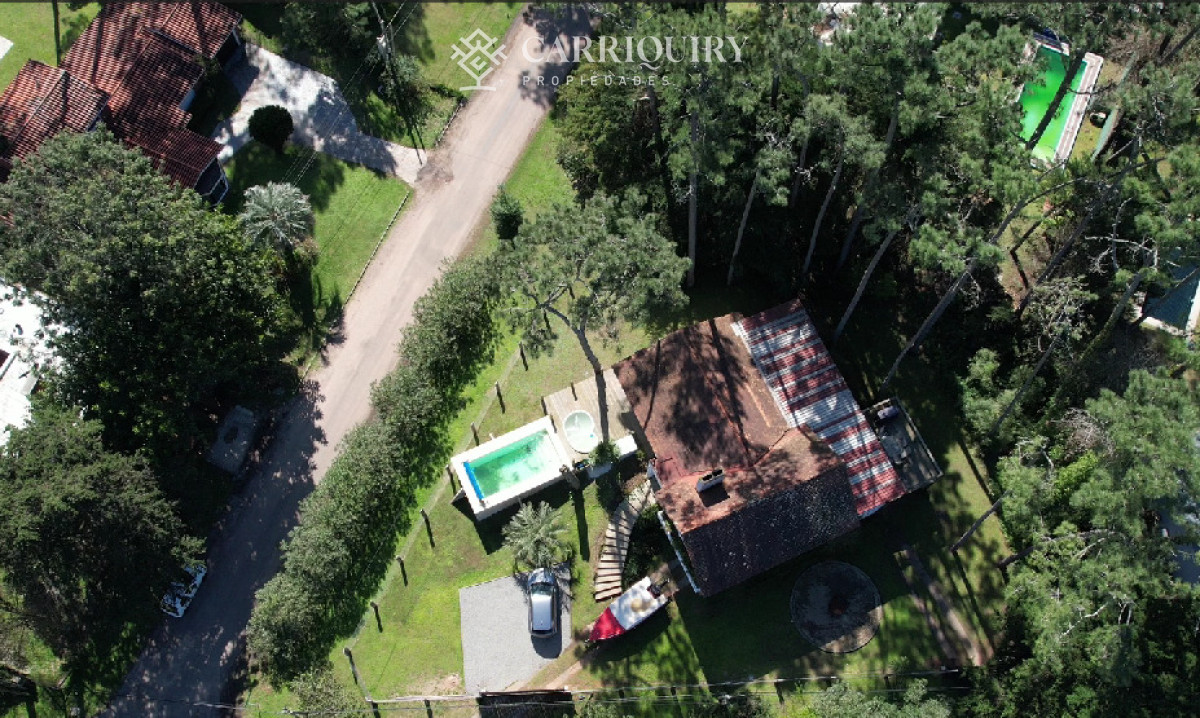 Casa ID.7689/Oportunidad-en-venta-casa-con-gran-terreno-de-mas-de-1300-m2-a-metros-del-Golf-de-Punta-del-Este - Hermosa casa de solida construcción, en San Rafael.