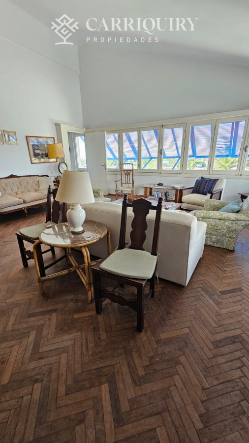 Casa ID.9600/Casa-en-Mansa,-5-dormitorios-ABIERTO-A-NEGOCIOS,-TOMA-TERRENO-O-APARTAMENTOS-.PUEDE-FINANCIAR-40-CON-INTERES - Importante residencia frente al mar en venta.