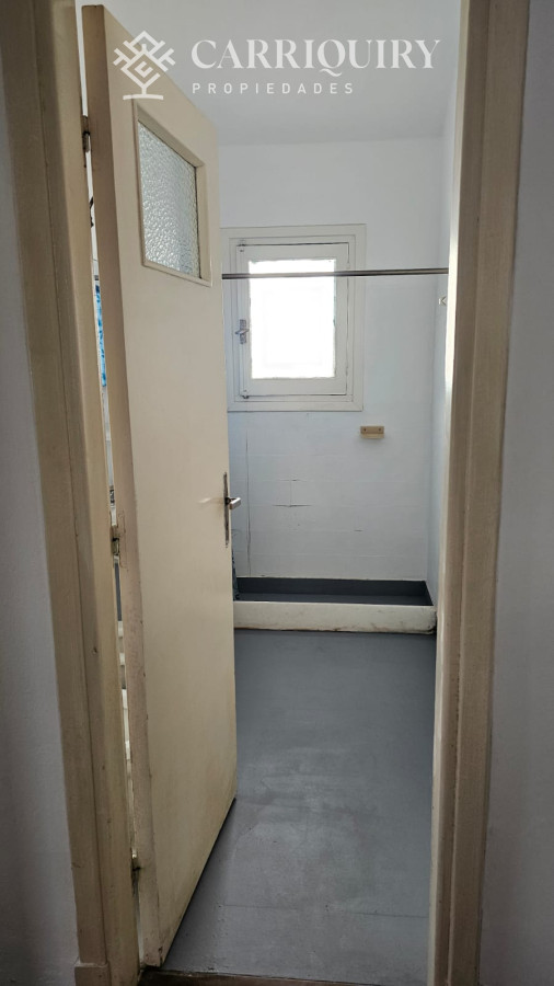 Casa ID.9600/Casa-en-Mansa,-5-dormitorios-ABIERTO-A-NEGOCIOS,-TOMA-TERRENO-O-APARTAMENTOS-.PUEDE-FINANCIAR-40-CON-INTERES - Importante residencia frente al mar en venta.