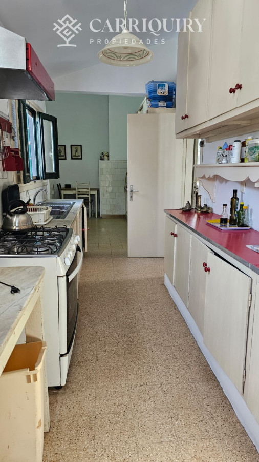 Casa ID.9600/Casa-en-Mansa,-5-dormitorios-ABIERTO-A-NEGOCIOS,-TOMA-TERRENO-O-APARTAMENTOS-.PUEDE-FINANCIAR-40-CON-INTERES - Importante residencia frente al mar en venta.