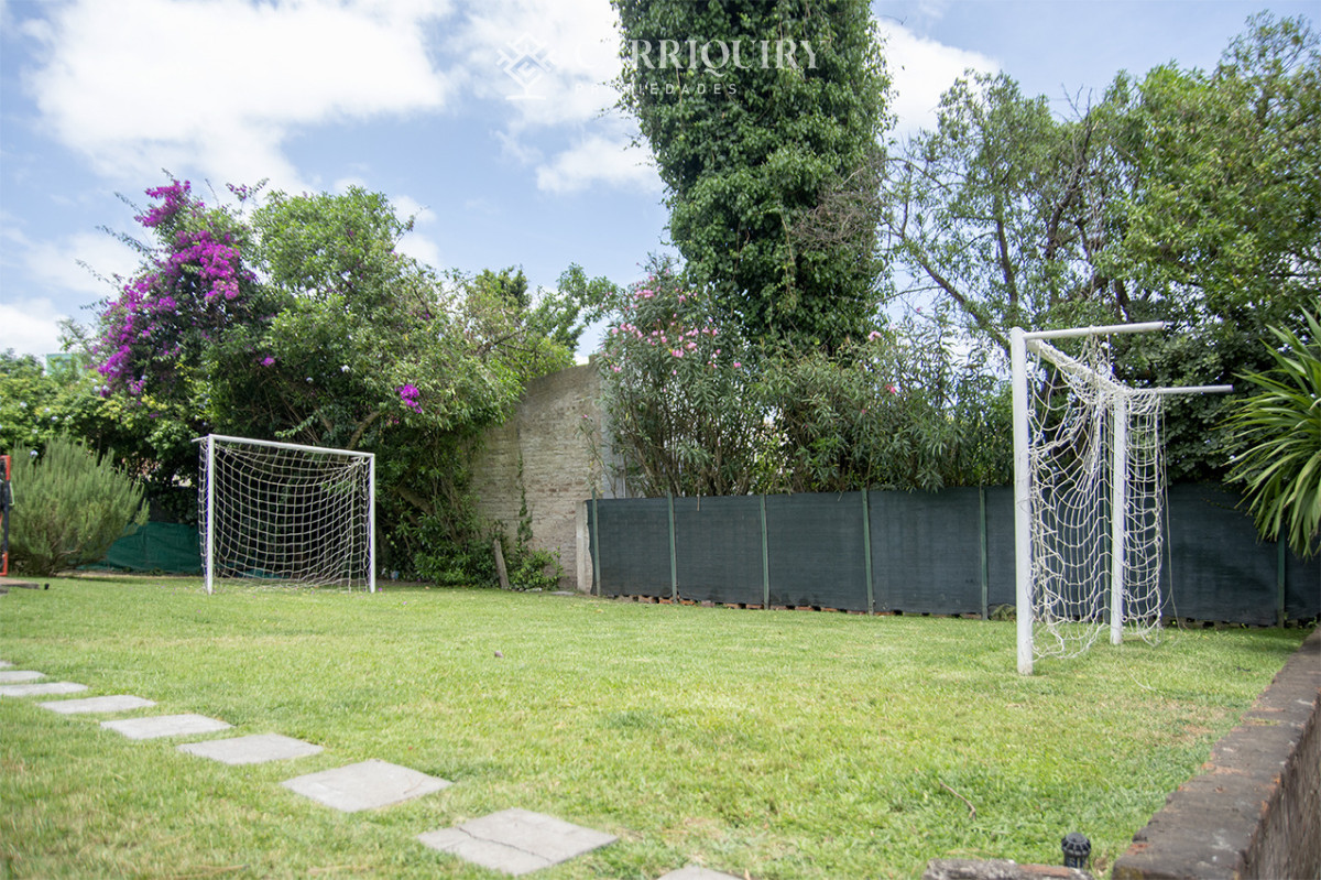 Casa ID.9504/Casa-Moderna-3-Punta-shopping-en-venta- - Excelente chalet de 5 dormitorios en venta a pasos de Playa Mansa Punta del Este