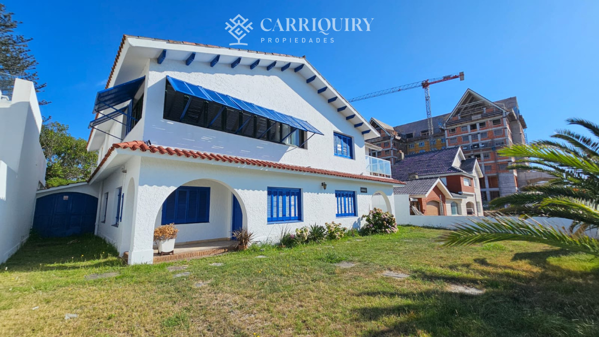 Casa ID.9600/Casa-en-Mansa,-5-dormitorios-ABIERTO-A-NEGOCIOS,-TOMA-TERRENO-O-APARTAMENTOS-.PUEDE-FINANCIAR-40-CON-INTERES - Importante residencia frente al mar en venta.