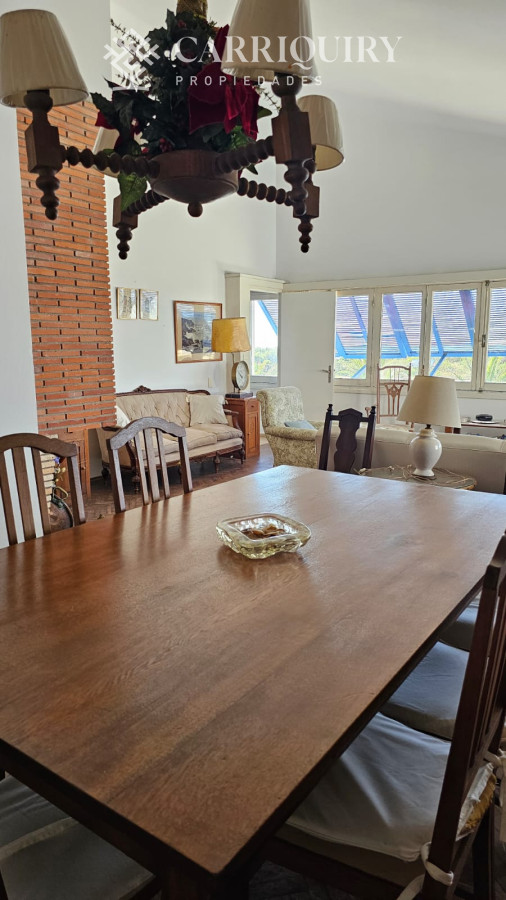 Casa ID.9600/Casa-en-Mansa,-5-dormitorios-ABIERTO-A-NEGOCIOS,-TOMA-TERRENO-O-APARTAMENTOS-.PUEDE-FINANCIAR-40-CON-INTERES - Importante residencia frente al mar en venta.